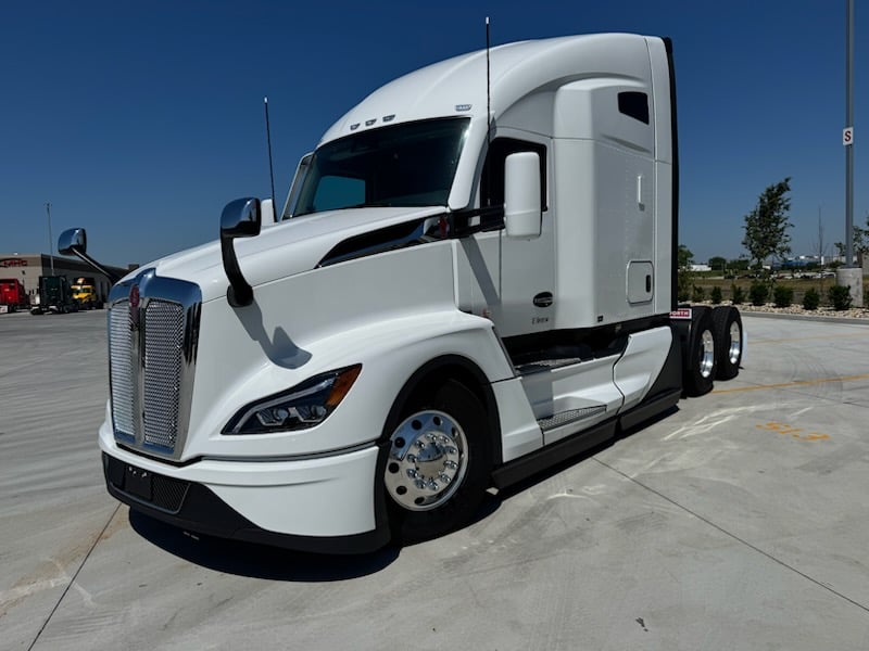 2027 Kenworth T680 in Ankeny, IA — photo 2