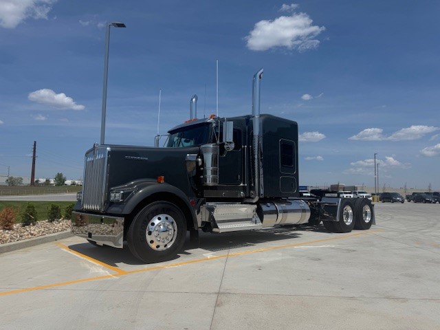 2027 Kenworth W900 in Ankeny, IA — photo 2