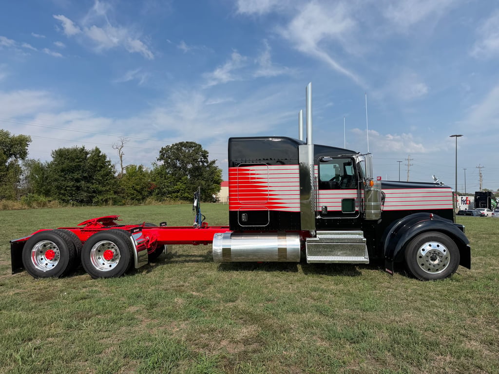 2027 Kenworth W900 in Joplin, MO — photo 2