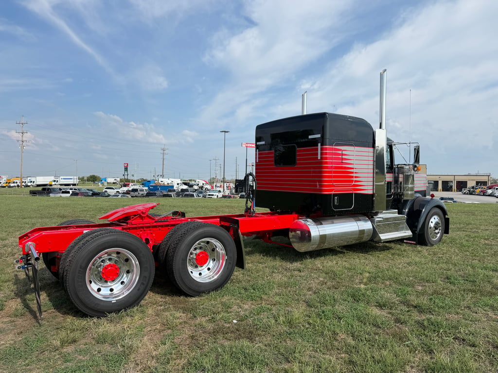 2027 Kenworth W900 in Joplin, MO — photo 3