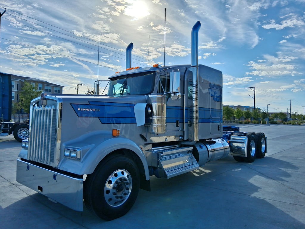 2027 Kenworth W900 in El Paso, TX — photo 2
