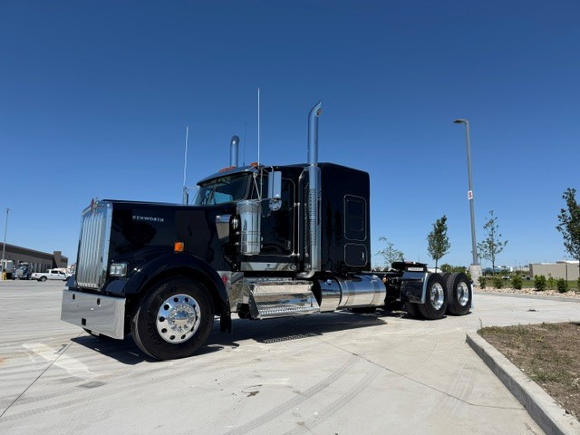 2027 Kenworth W900 in Ankeny, IA — photo 2