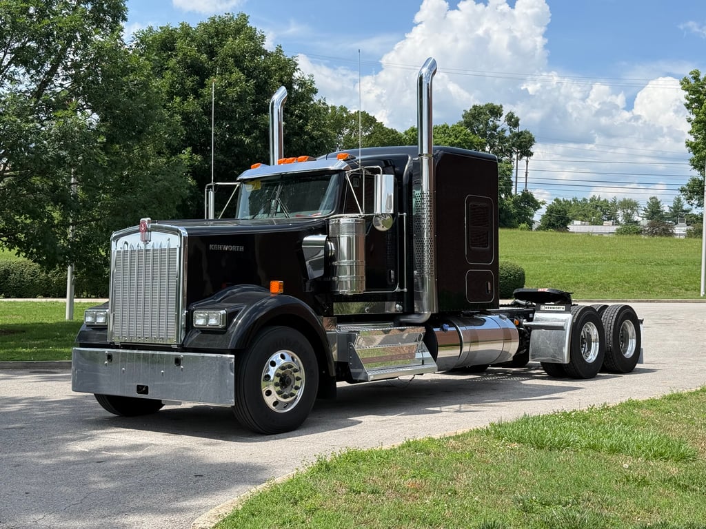 2027 Kenworth W900 in Nashville, TN — photo 2