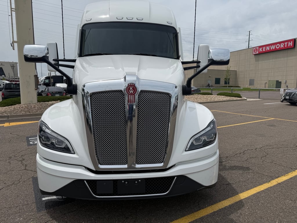 2023 Kenworth T680 in Denver, CO — photo 2
