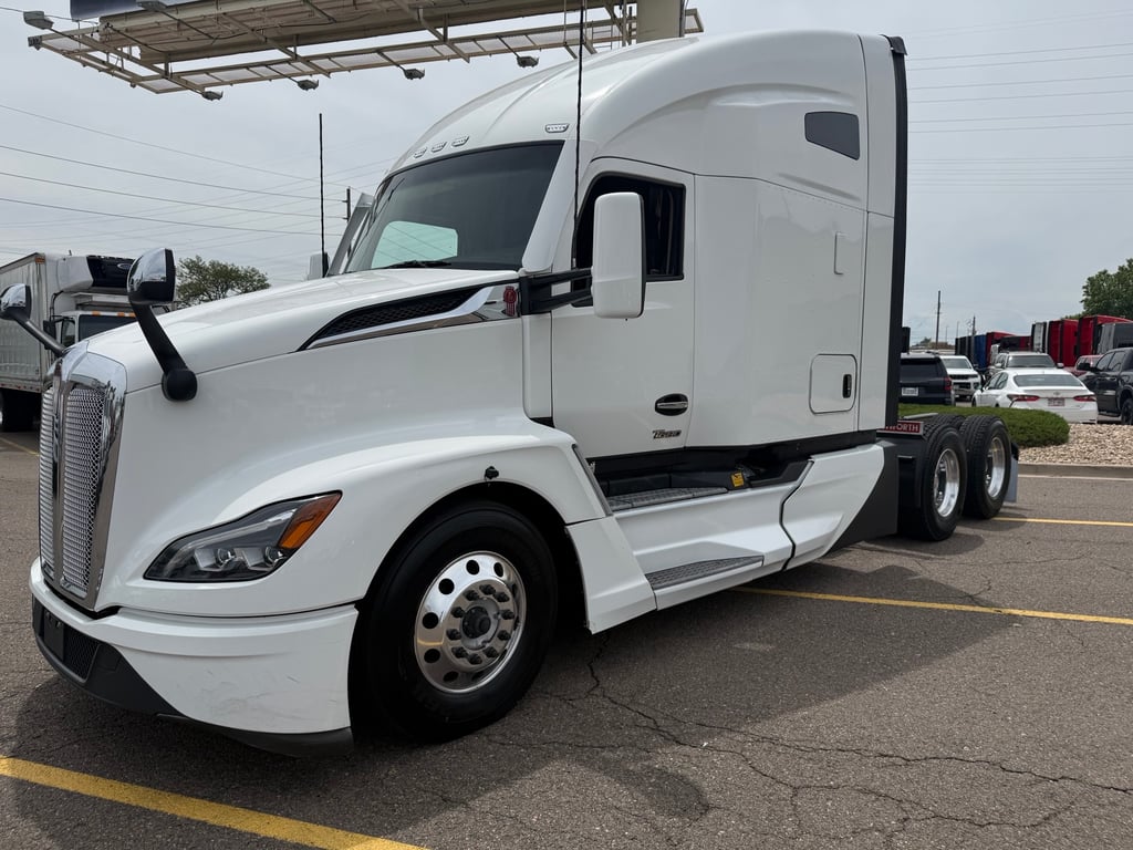 2023 Kenworth T680 in Denver, CO — photo 3