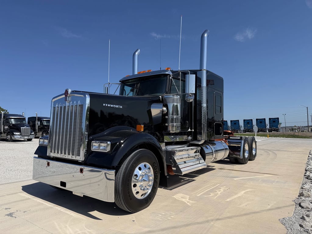 2027 Kenworth W900 in Tulsa, OK — photo 2