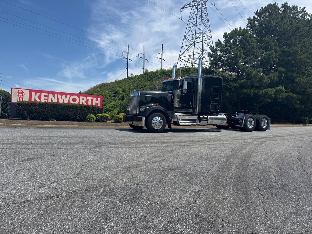2027 Kenworth W900 in Mableton, GA — photo 2