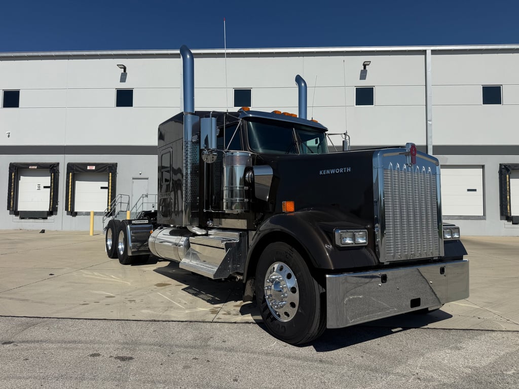 2027 Kenworth W900 in Kansas City, MO