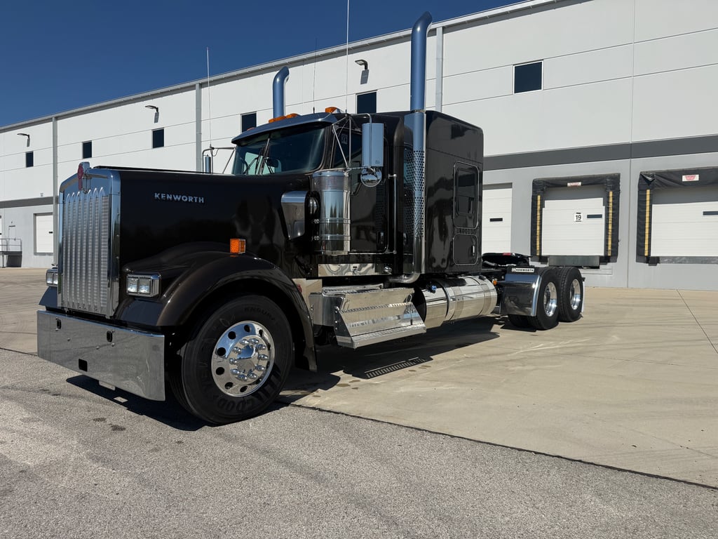 2027 Kenworth W900 in Kansas City, MO — photo 2