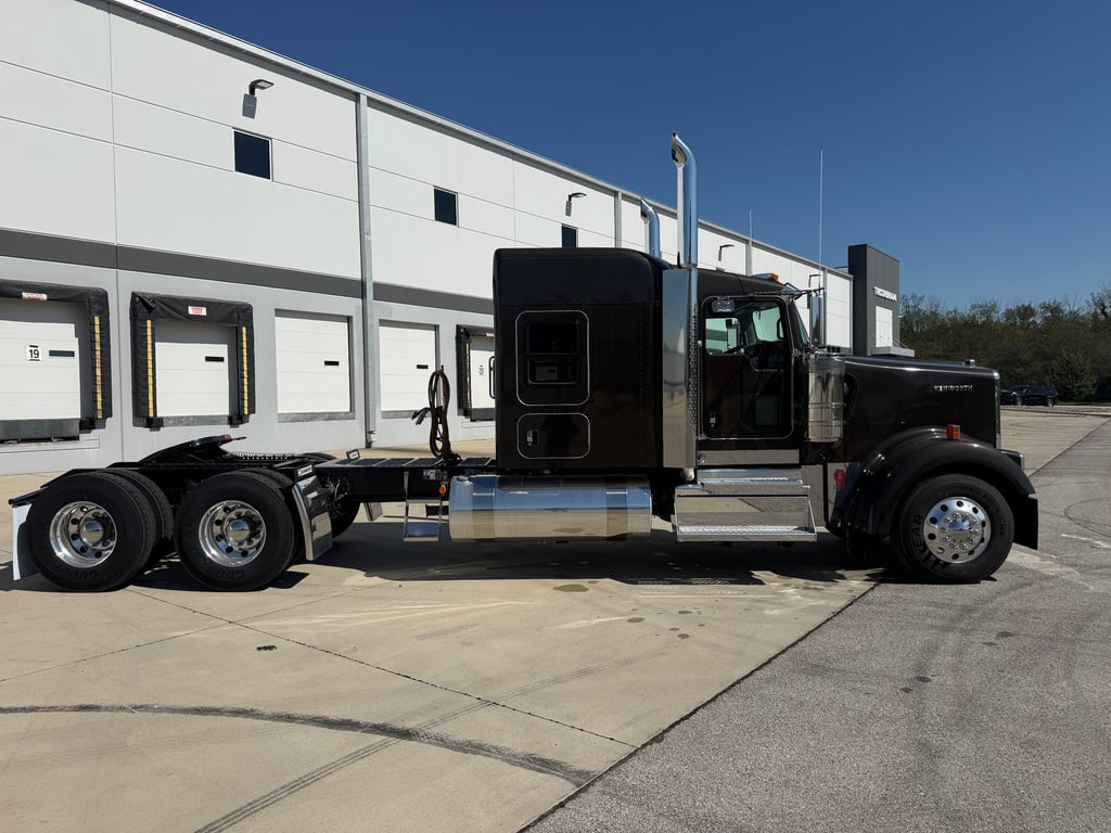 2027 Kenworth W900 in Kansas City, MO — photo 7