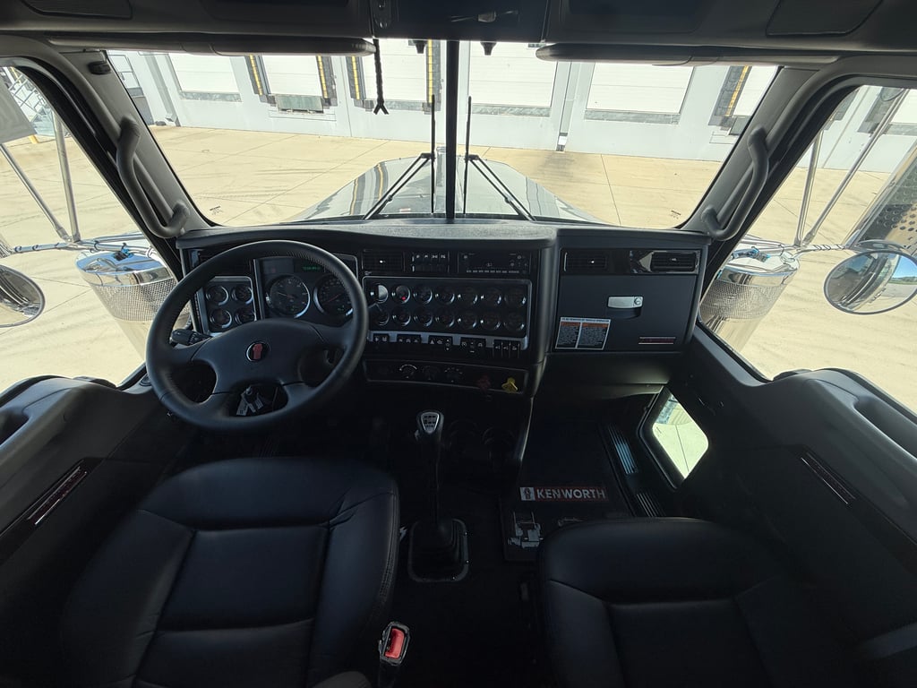 2027 Kenworth W900 in Kansas City, MO — photo 3