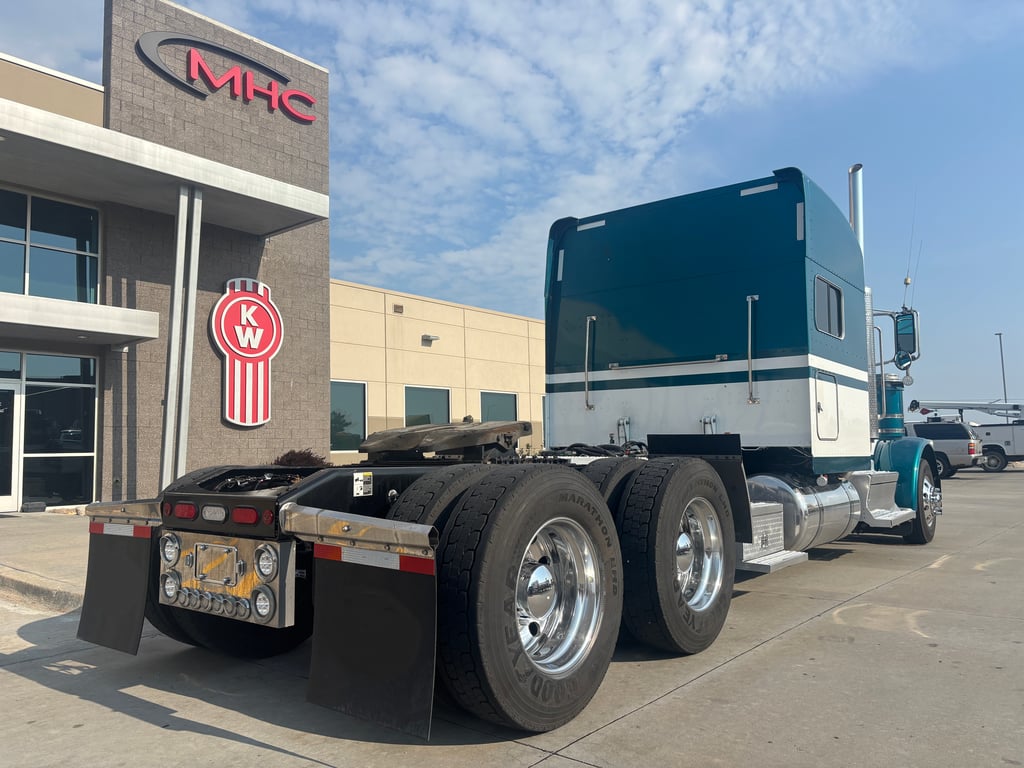 2022 Peterbilt 389 in Omaha, NE — photo 8