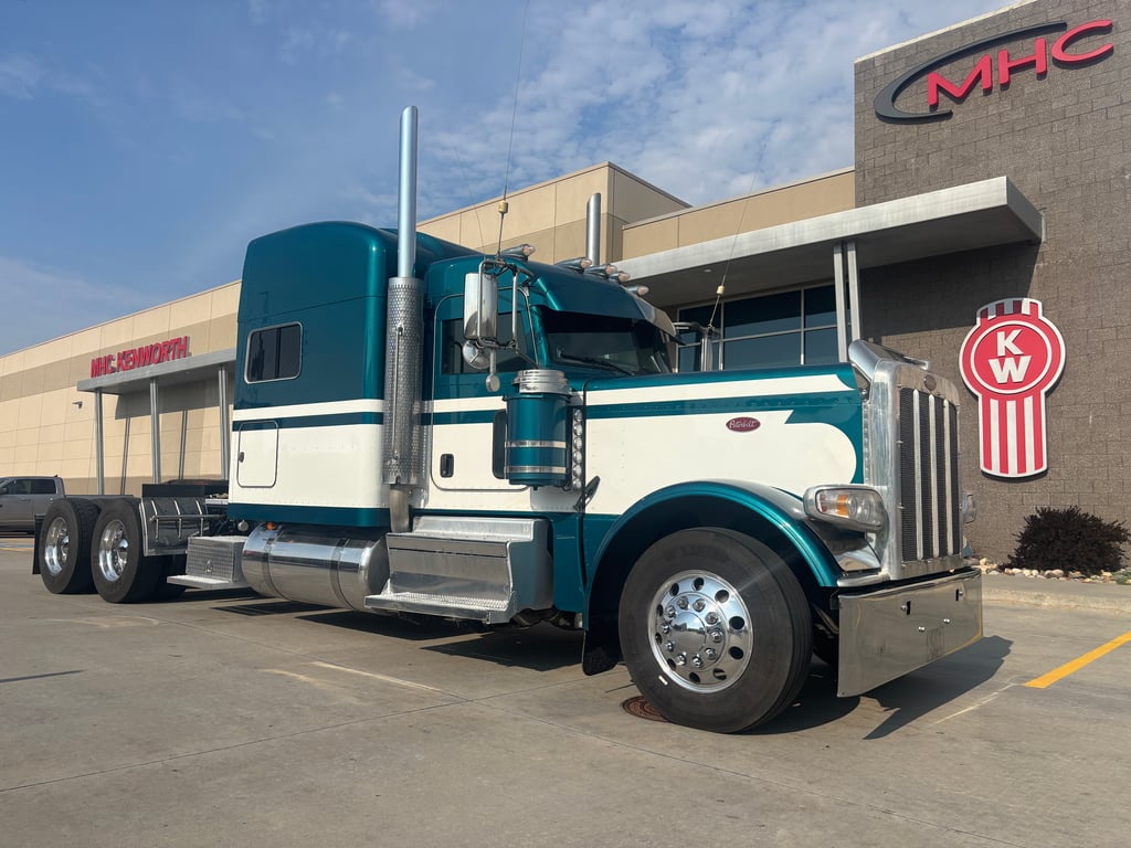 2022 Peterbilt 389 in Omaha, NE