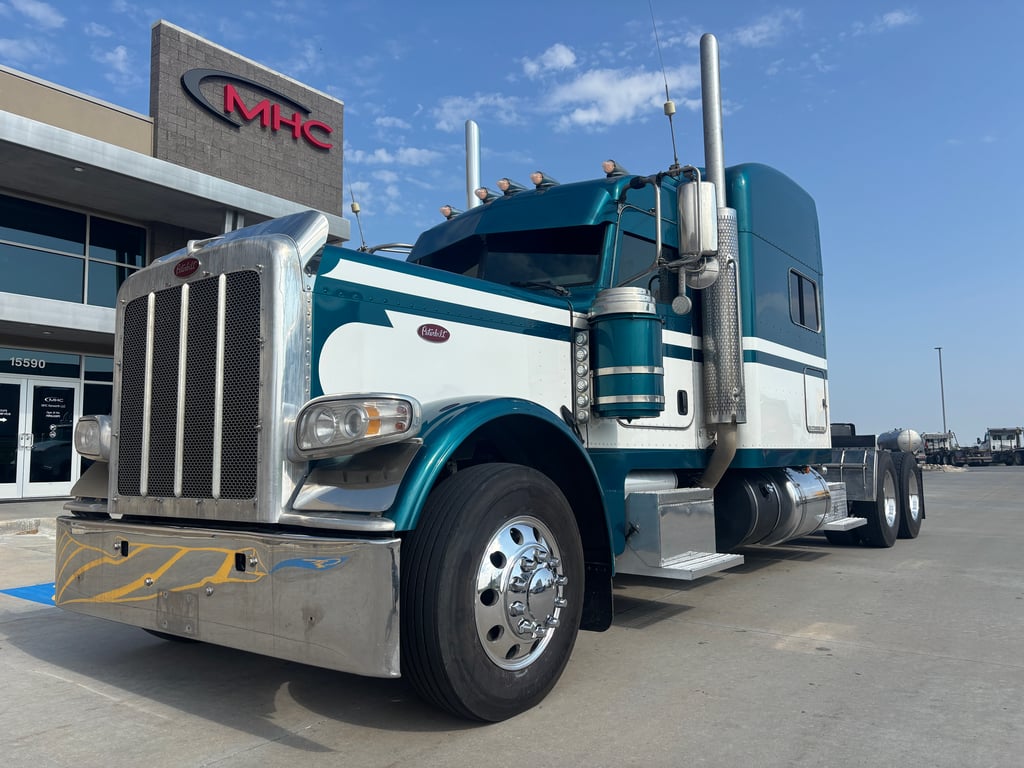 2022 Peterbilt 389 in Omaha, NE — photo 2