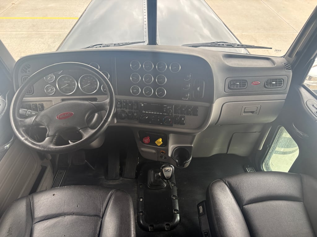 2022 Peterbilt 389 in Omaha, NE — photo 3