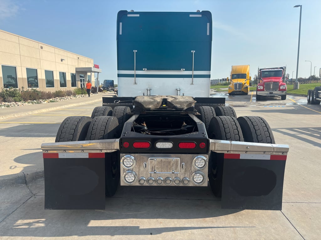 2022 Peterbilt 389 in Omaha, NE — photo 5