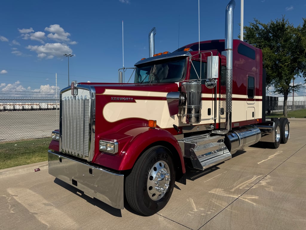 2027 Kenworth W900 in Dallas, TX — photo 2