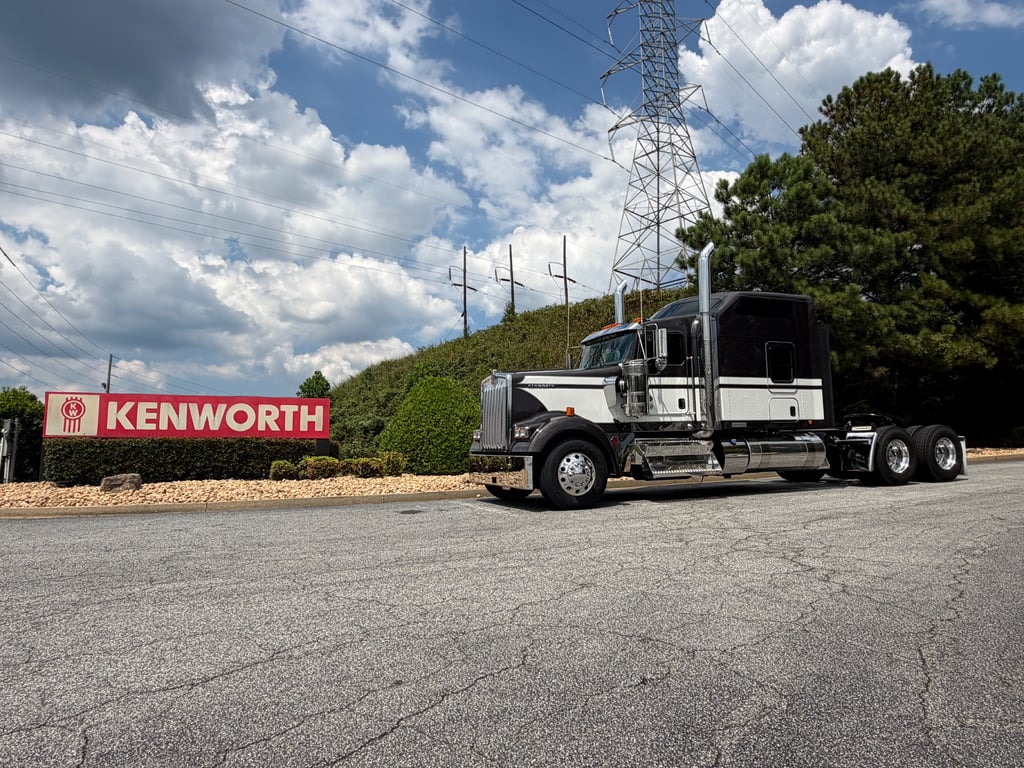 2027 Kenworth W900 in Mableton, GA — photo 2