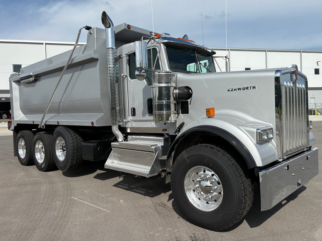 2027 Kenworth W900