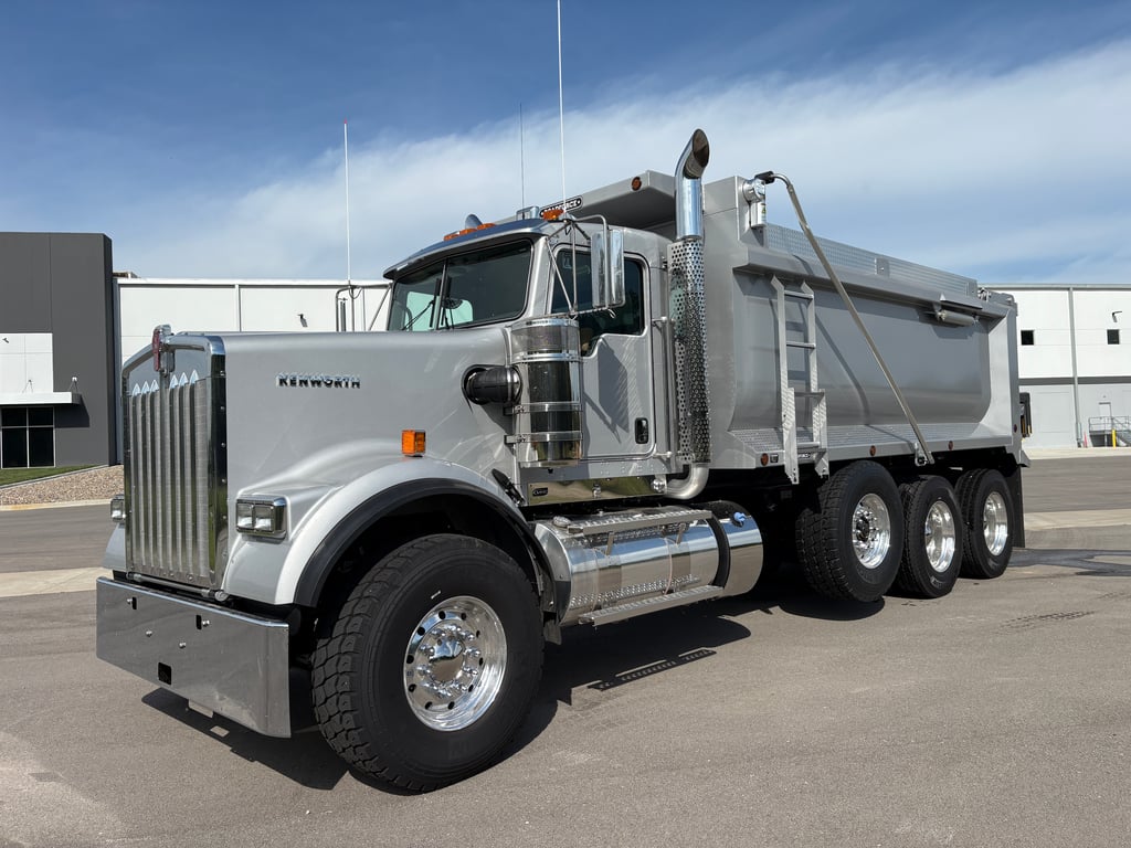 2027 Kenworth W900 in Kansas City, MO — photo 2