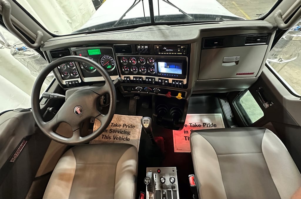 2027 Kenworth W900 in Kansas City, MO — photo 3