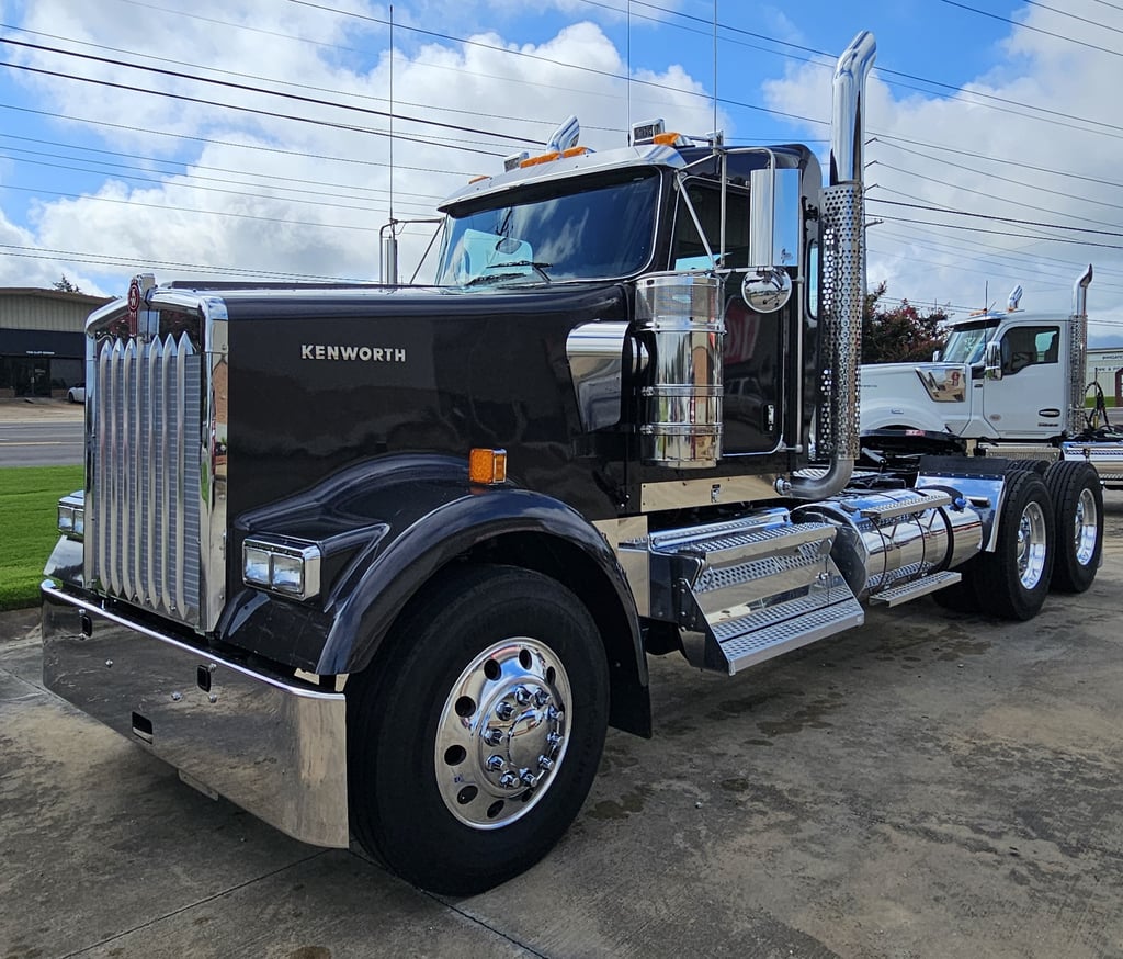 2027 Kenworth W900 in Tupelo, MS — photo 2