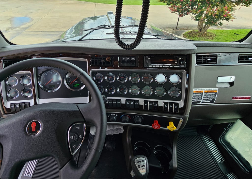 2027 Kenworth W900 in Tupelo, MS — photo 3