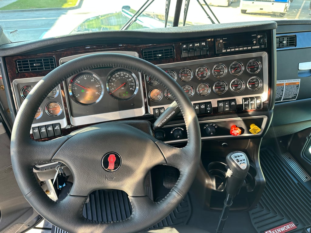2027 Kenworth W900 in McDonough, GA — photo 3