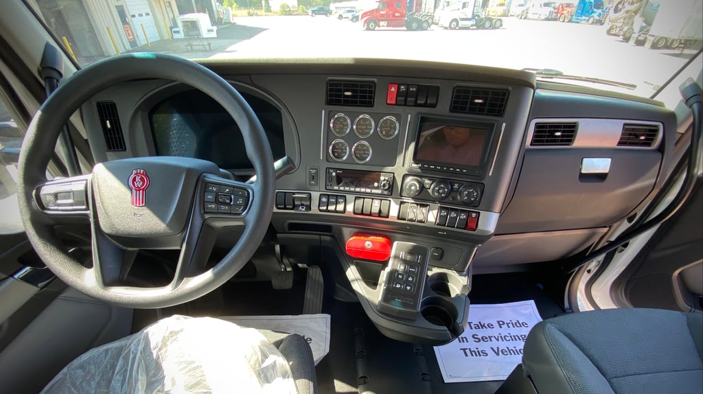 2027 Kenworth T880 in Concord, NC — photo 3