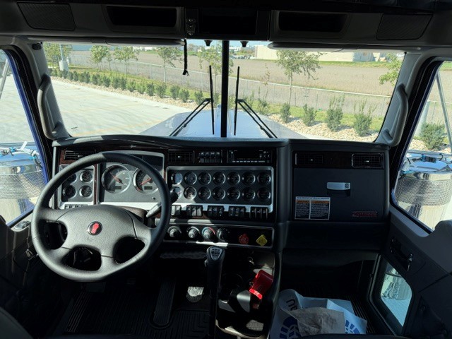 2027 Kenworth W900 in Des Moines — photo 3