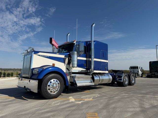 2027 Kenworth W900 in Des Moines — photo 2