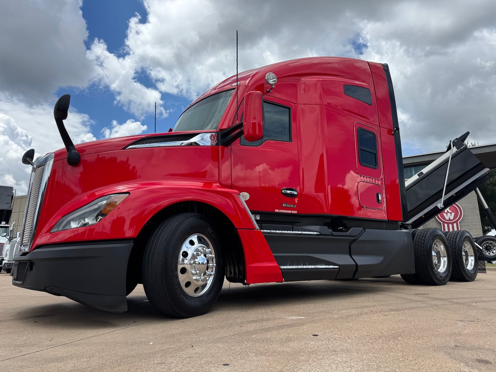 2023 Kenworth T680 in Dallas, TX — photo 2