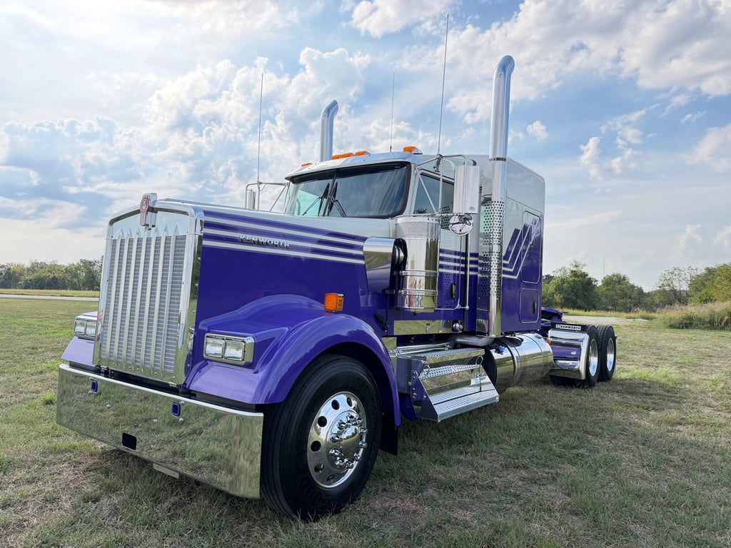 2027 Kenworth W900 in Joplin, MO — photo 2