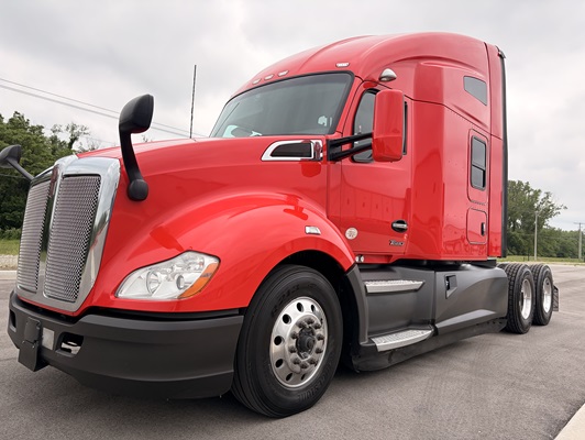 2022 Kenworth T680 in Olathe, KS — photo 2