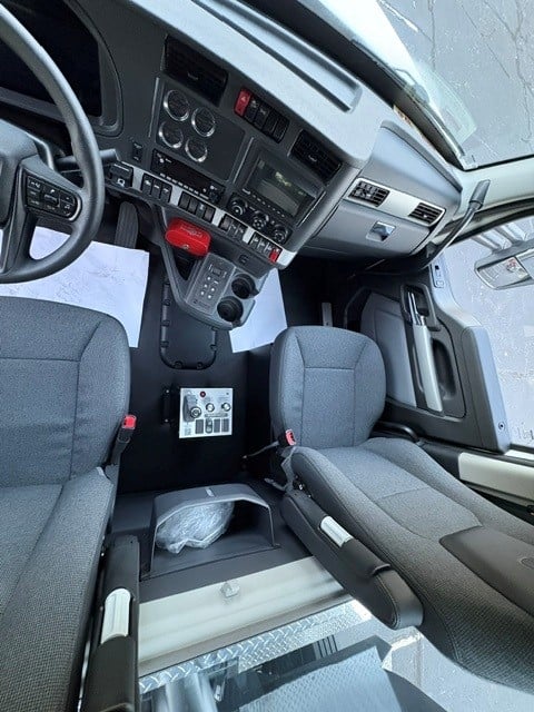 2027 Kenworth T880 in Greensboro, NC — photo 3