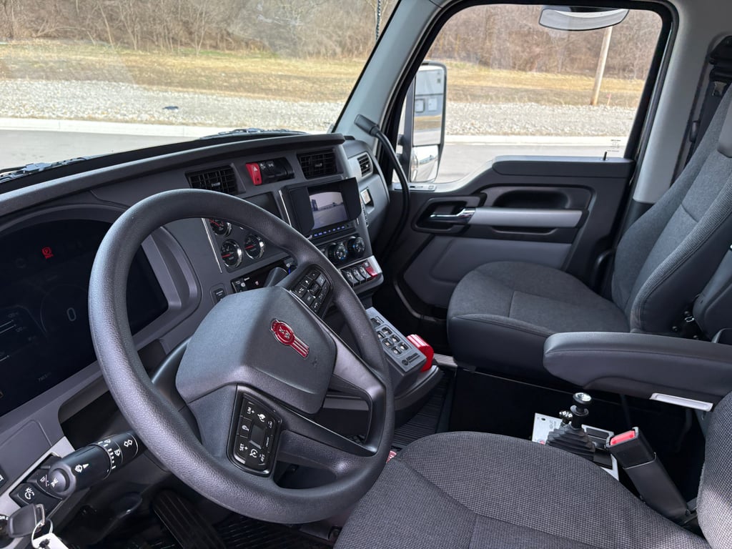 2027 Kenworth T880 in Kansas City, MO — photo 3
