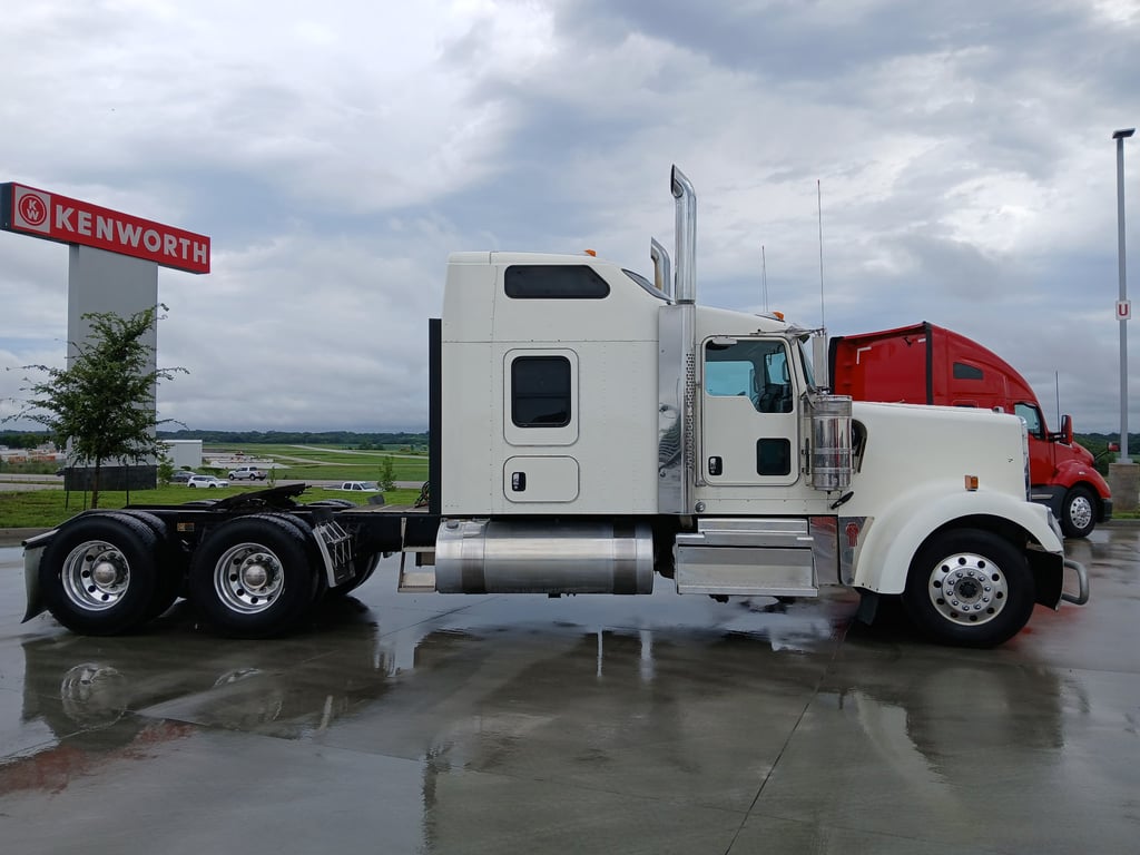 2023 Kenworth W900 in Ankeny, IA — photo 8