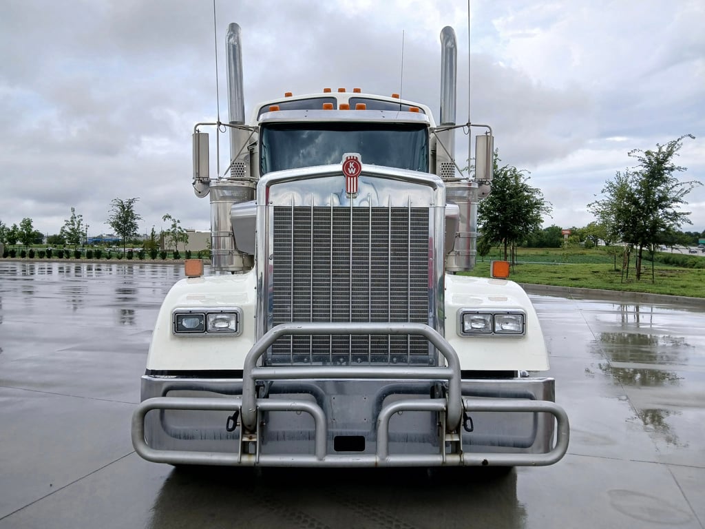 2023 Kenworth W900 in Ankeny, IA — photo 2
