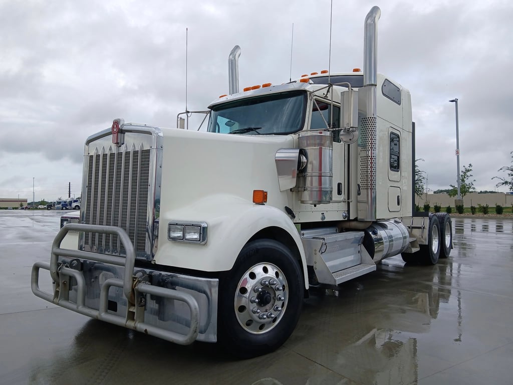 2023 Kenworth W900 in Ankeny, IA — photo 3