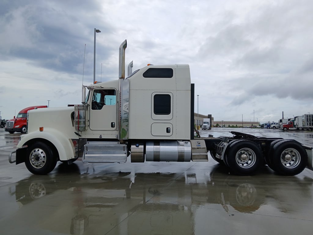 2023 Kenworth W900 in Ankeny, IA — photo 4