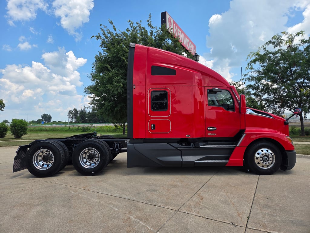 2024 Kenworth T680 in Cedar Rapids, IA — photo 7