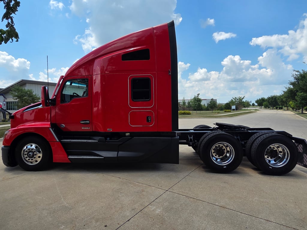 2024 Kenworth T680 in Cedar Rapids, IA — photo 8