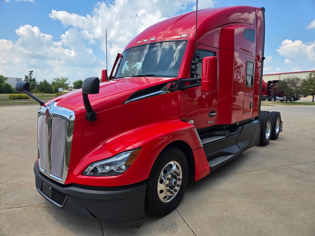 2024 Kenworth T680 in Cedar Rapids, IA — photo 2