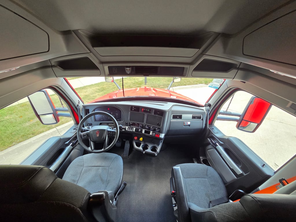 2024 Kenworth T680 in Cedar Rapids, IA — photo 3