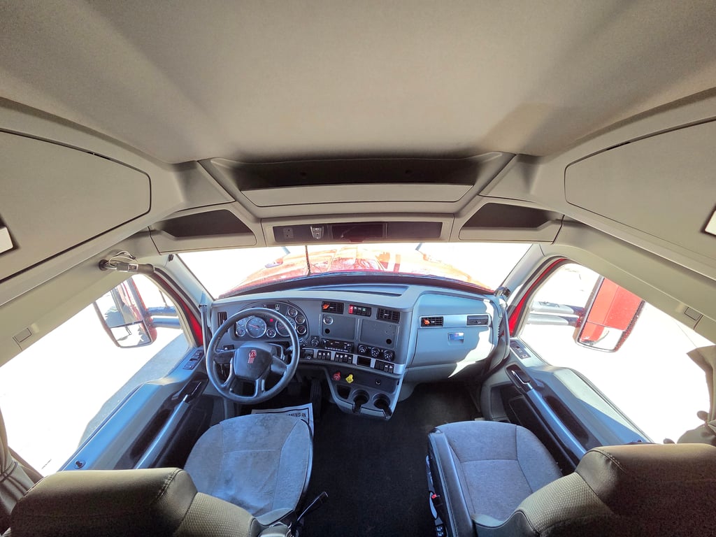 2022 Kenworth T680 in Cedar Rapids, IA — photo 7