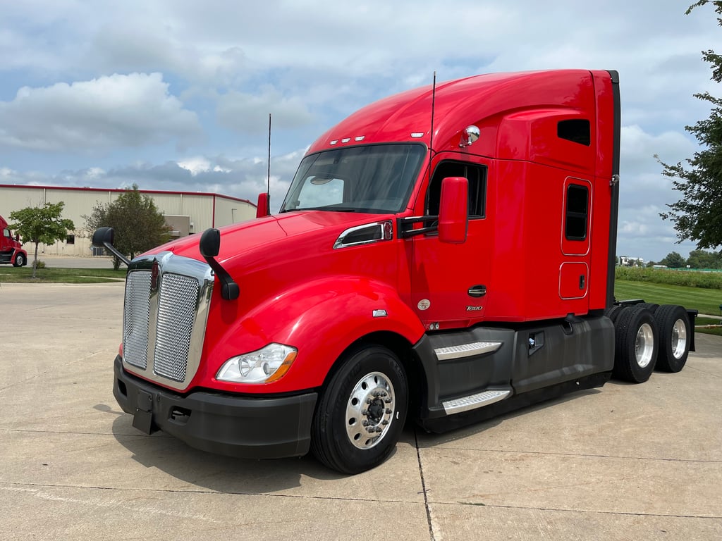 2022 Kenworth T680 in Cedar Rapids, IA — photo 2