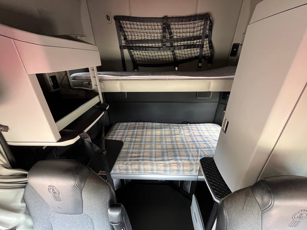 2022 Kenworth T680 in Cedar Rapids, IA — photo 3