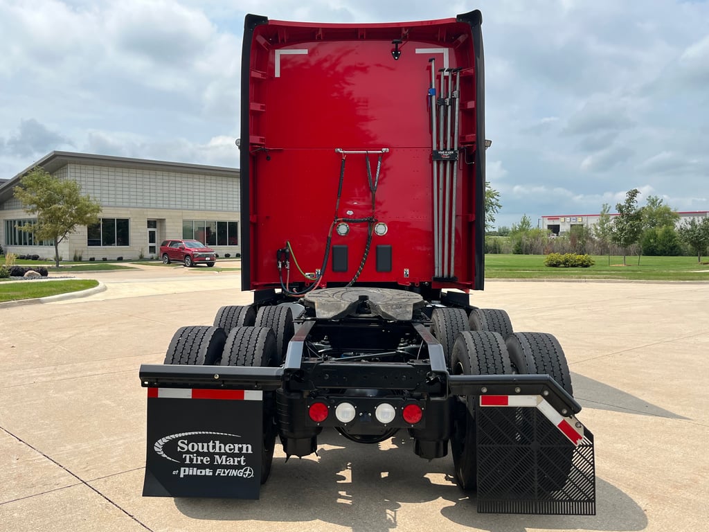 2022 Kenworth T680 in Cedar Rapids, IA — photo 5