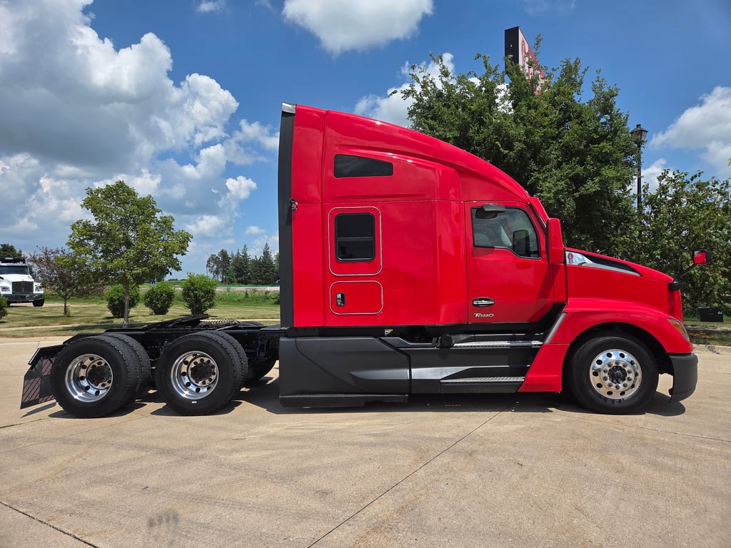2023 Kenworth T680 in Cedar Rapids, IA — photo 8