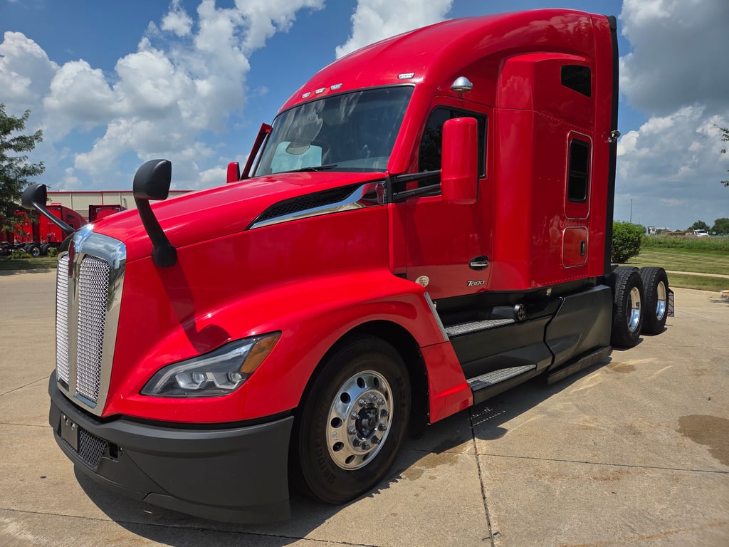 2023 Kenworth T680 in Cedar Rapids, IA — photo 2